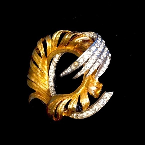 Vintage Coro Gold Brooch with Crystals